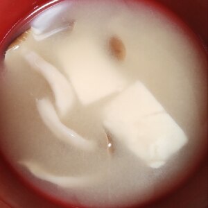 しめじと木綿豆腐の味噌汁（赤みそ）